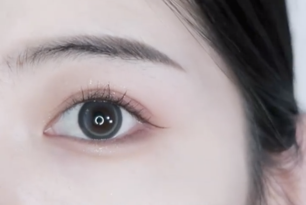 臥蠶看起來更立體，整個妝容的色澤和感覺也能自然地融合。