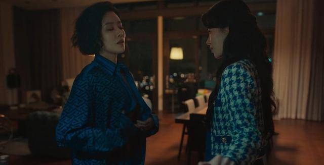 《黑暗榮耀》中「霸凌五人幫」之一的空姐崔惠程(車珠英 飾)在劇中「脫衣」的畫面掀起熱話。
