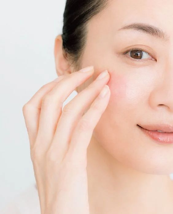 香港天氣潮濕，毛巾放在浴室內也不能保持乾爽，反而會滋生細菌，甚至發霉。