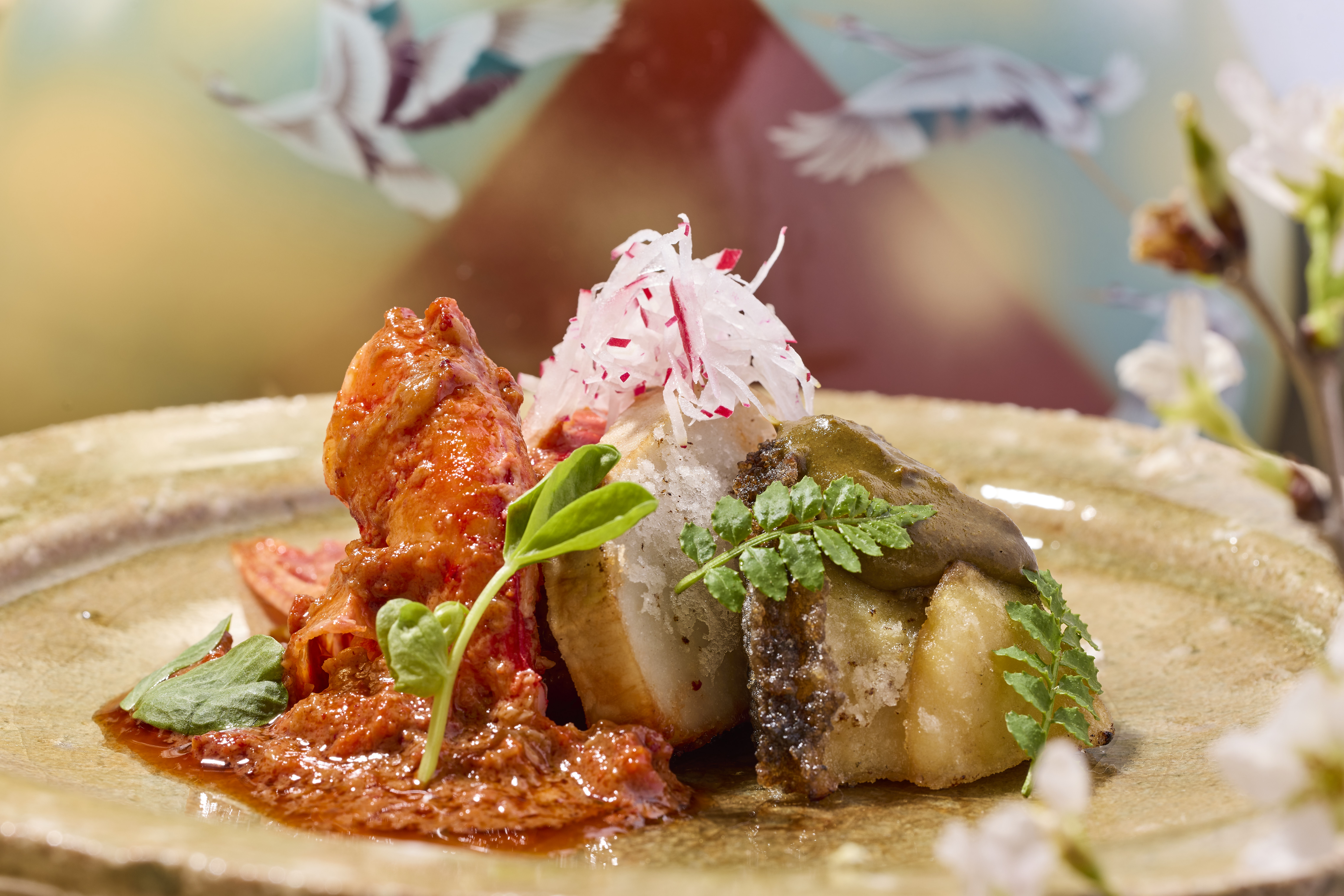 蝦夷鮑魚配西班牙紅蝦、蘆筍及海老芋。