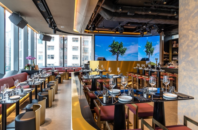 除了美食外，餐廳位於高層更可俯瞰維多利亞港與維多利亞公園，讓你一飽眼福！