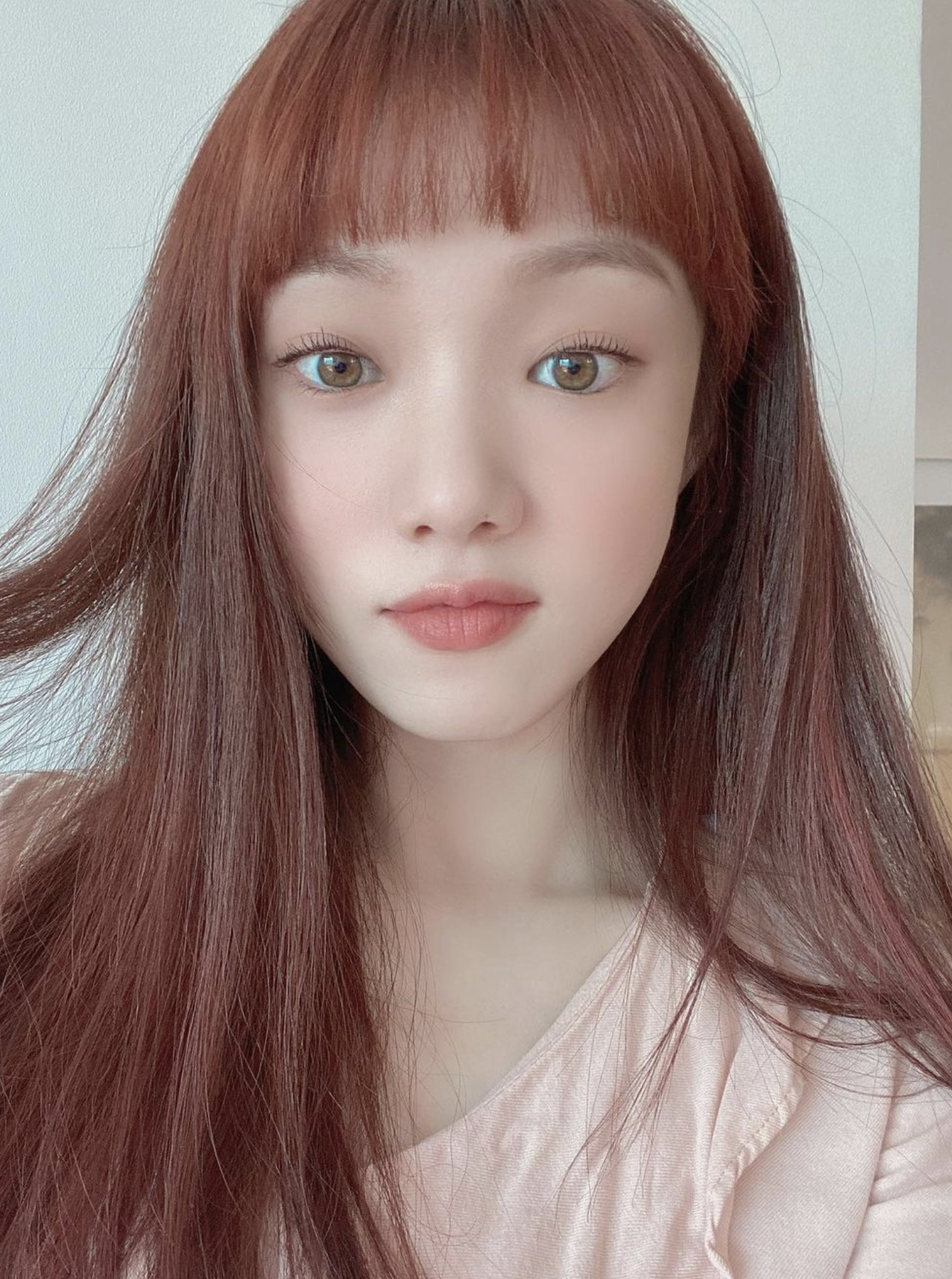 眉上瀏海可以修飾高額頭、高顴骨，適合鵝蛋臉和圓臉的女生。