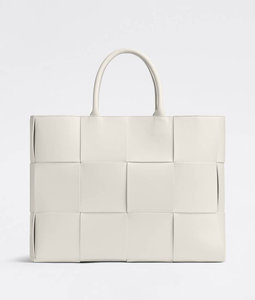 Bottega Veneta的Arco Tote Bag將品牌經典的Intrecciato編織皮革放大。