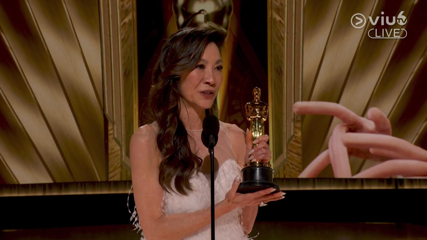 楊紫瓊拿起小金人獎座心情激動不已,表示想將此獎座獻給自己84歲的母親及天下媽媽。