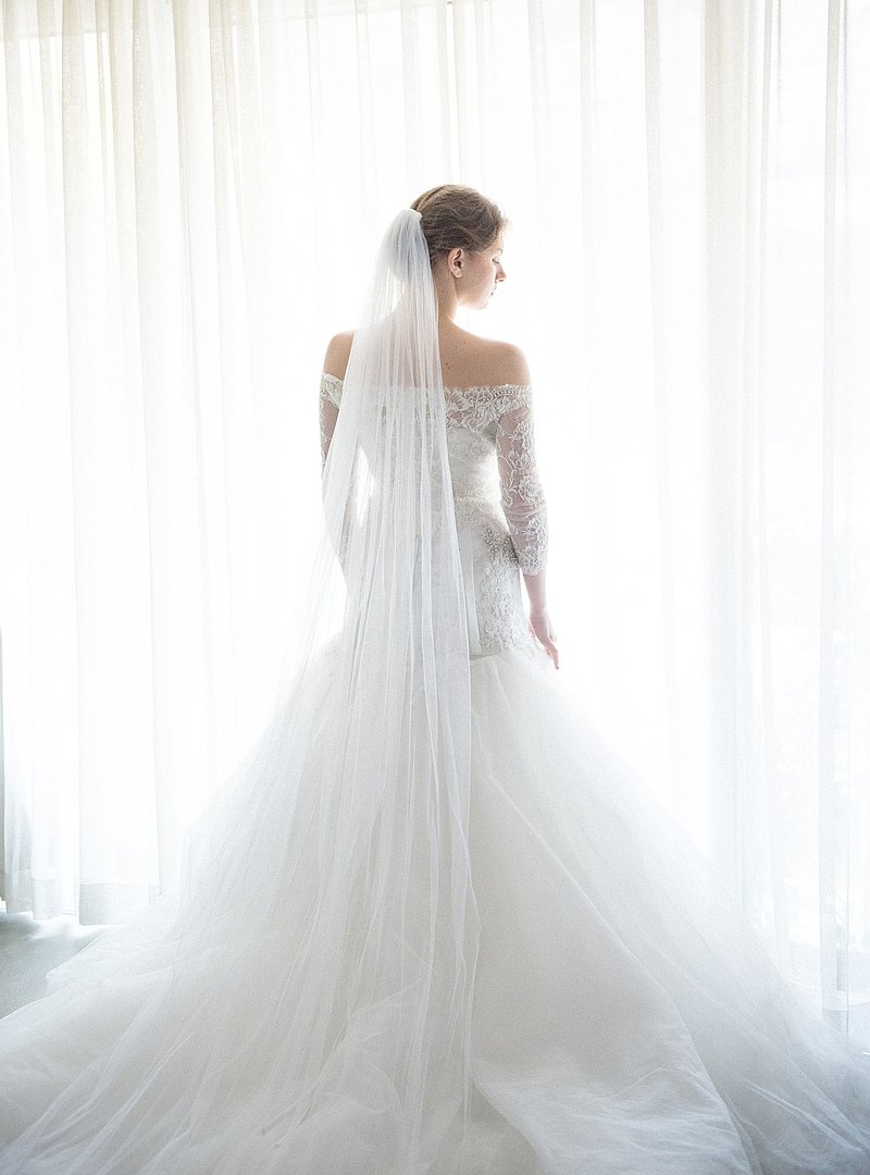 這款3米長的純白頭紗，搭配高質量的正韓婚紗，使整個造型看起來輕透柔軟。
