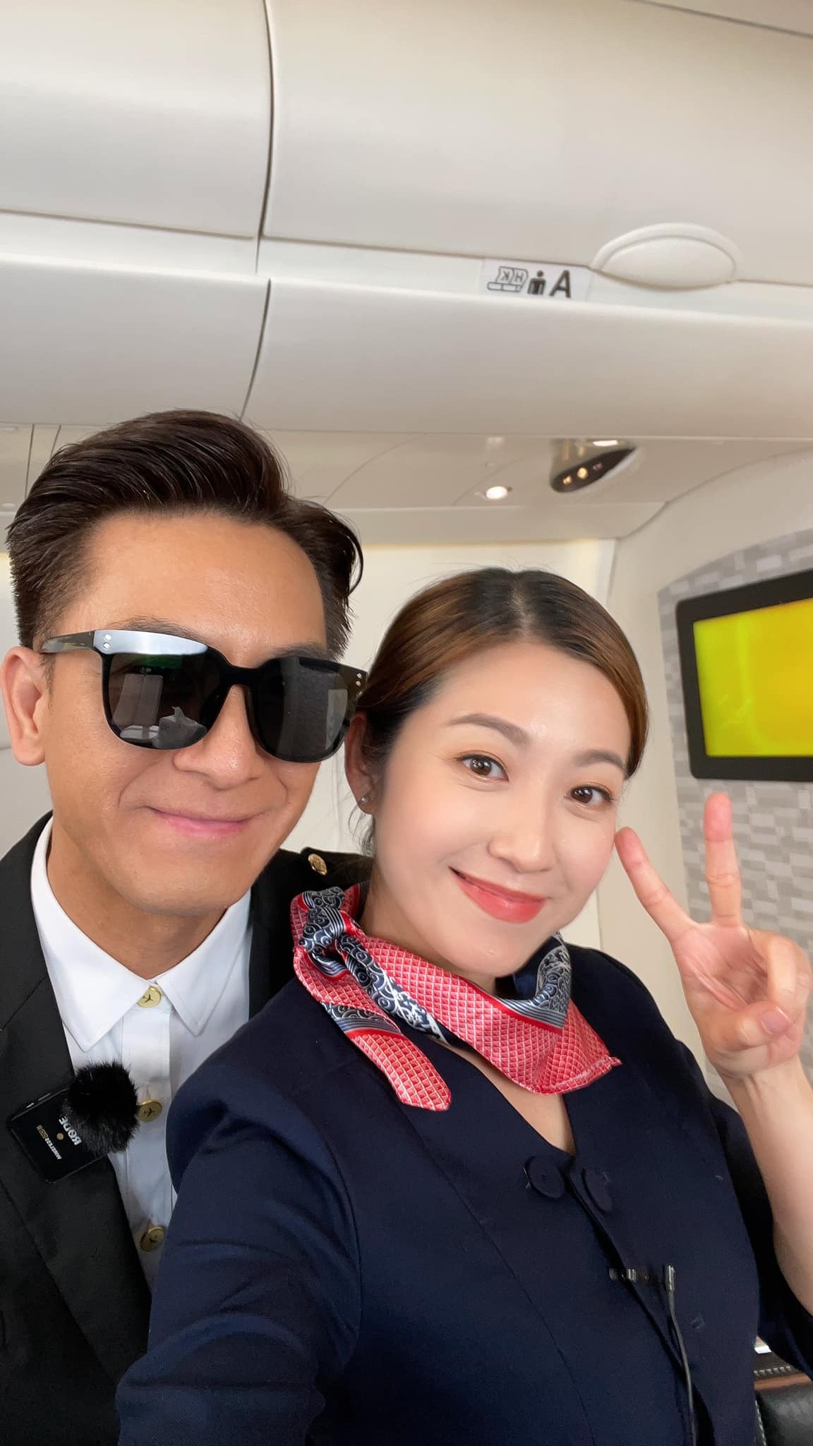 陳自瑤與馬國明還分別以空姐和機長服飾上陣