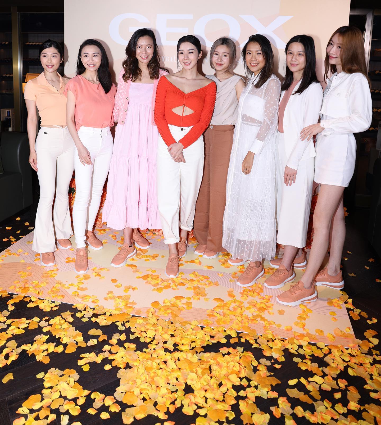 麥明詩出席活動時以一襲破格中空Cut貼身top示人。