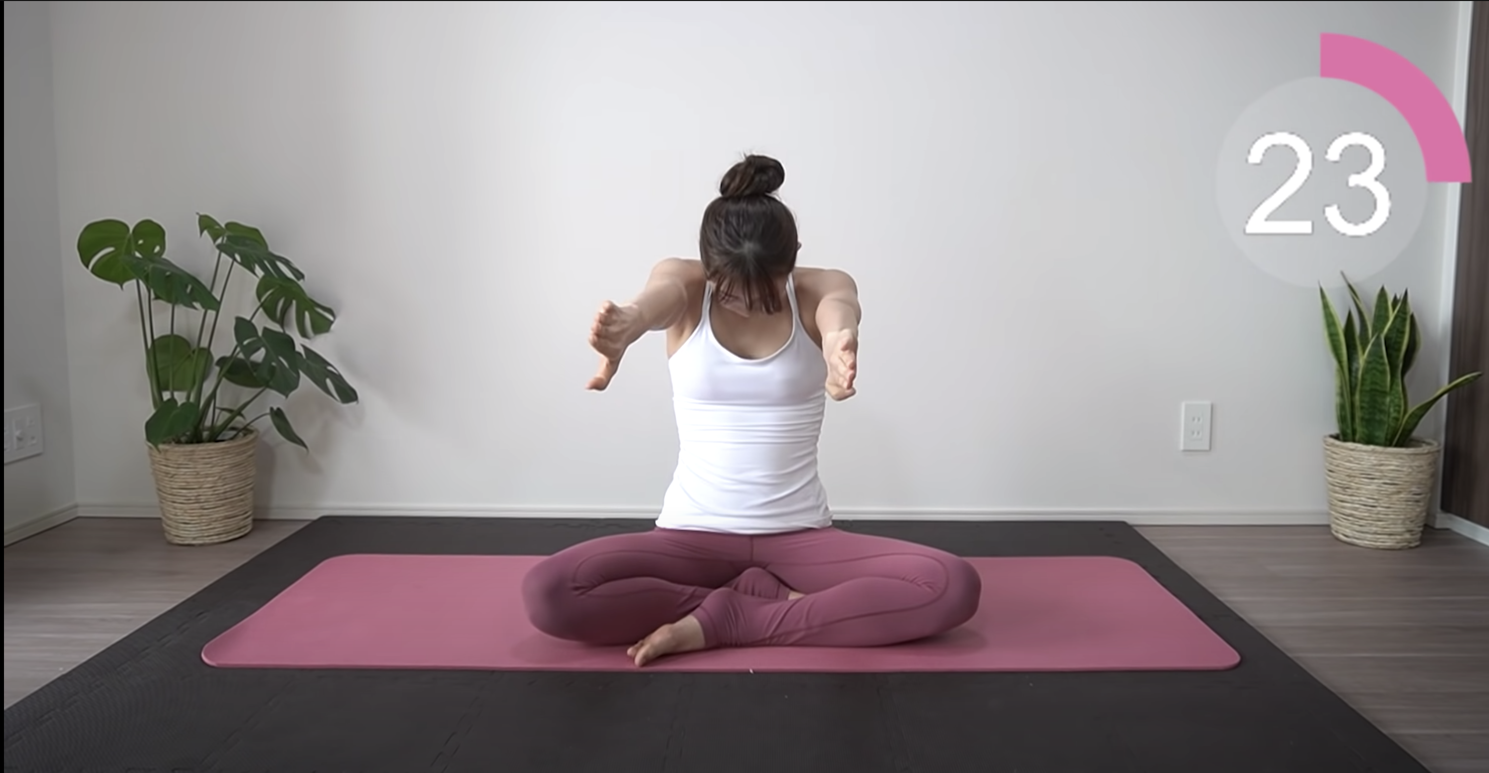 美頸操動作3:雙手向前弓起背部伸展