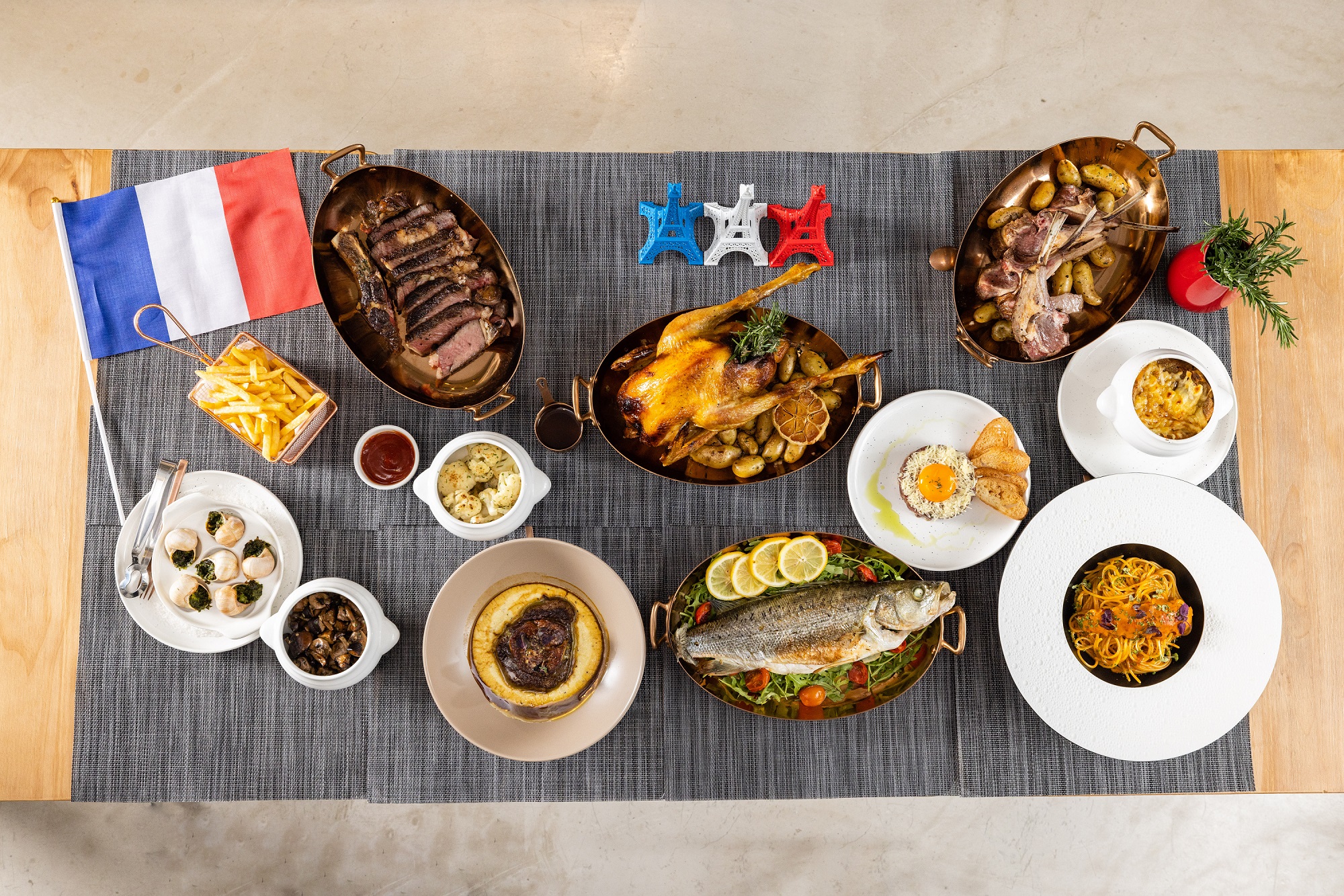 TOWN 93為慶祝其一周年誌慶首度供應晚餐，以全新晚餐菜單呈現完美的法式料理體驗