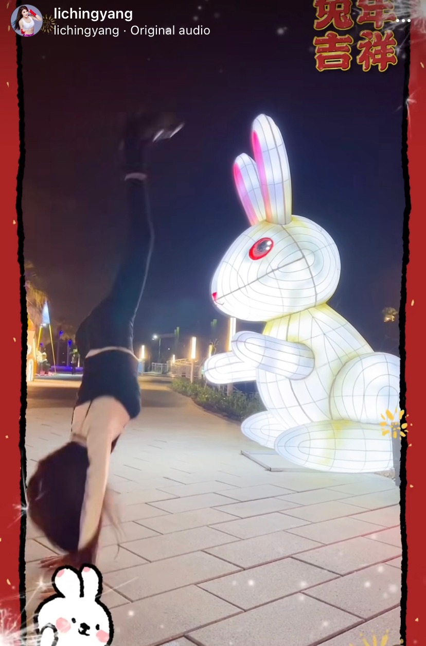 楊麗菁表演打筋斗。