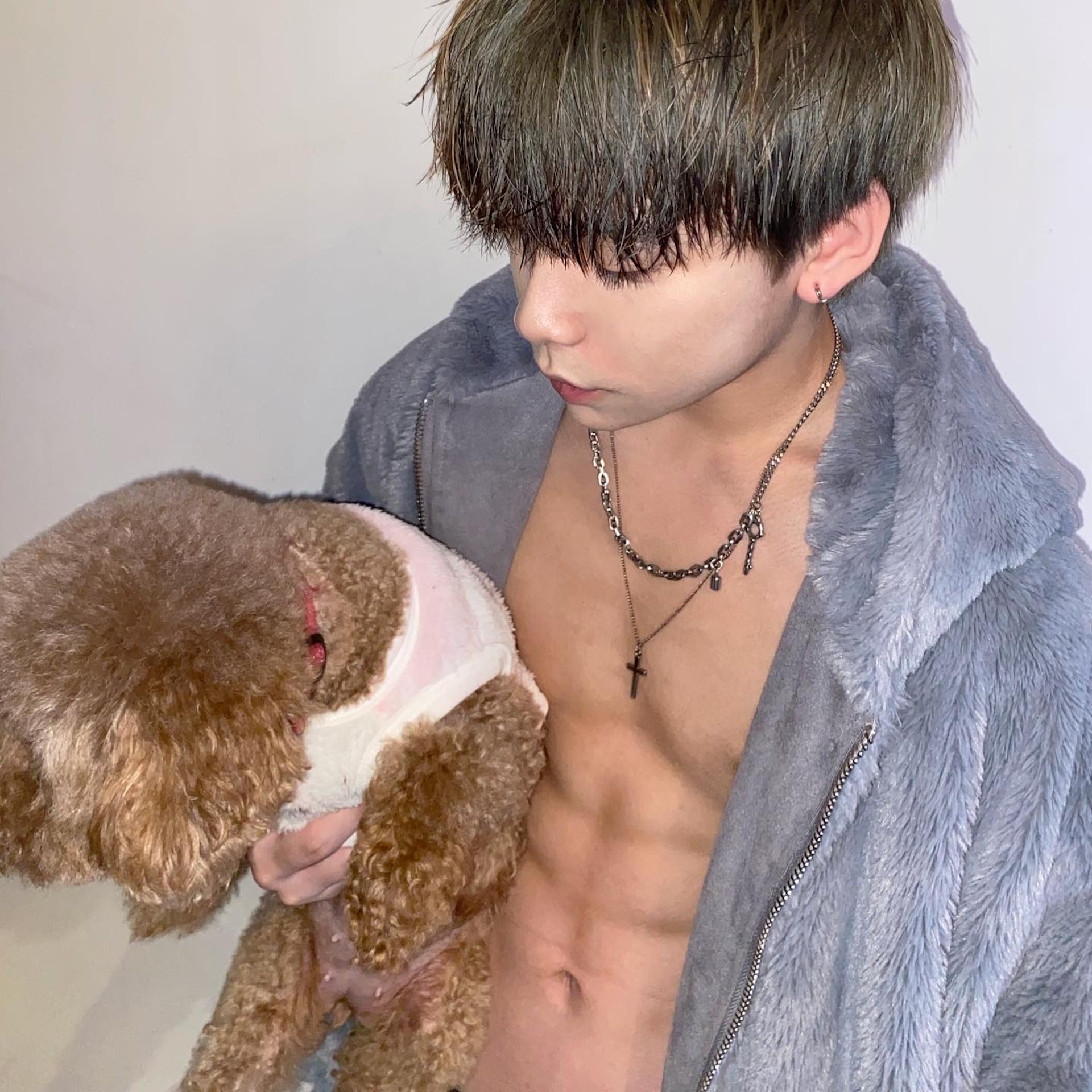 身高174cm的羅梓龍練出一排排腹肌好結實。