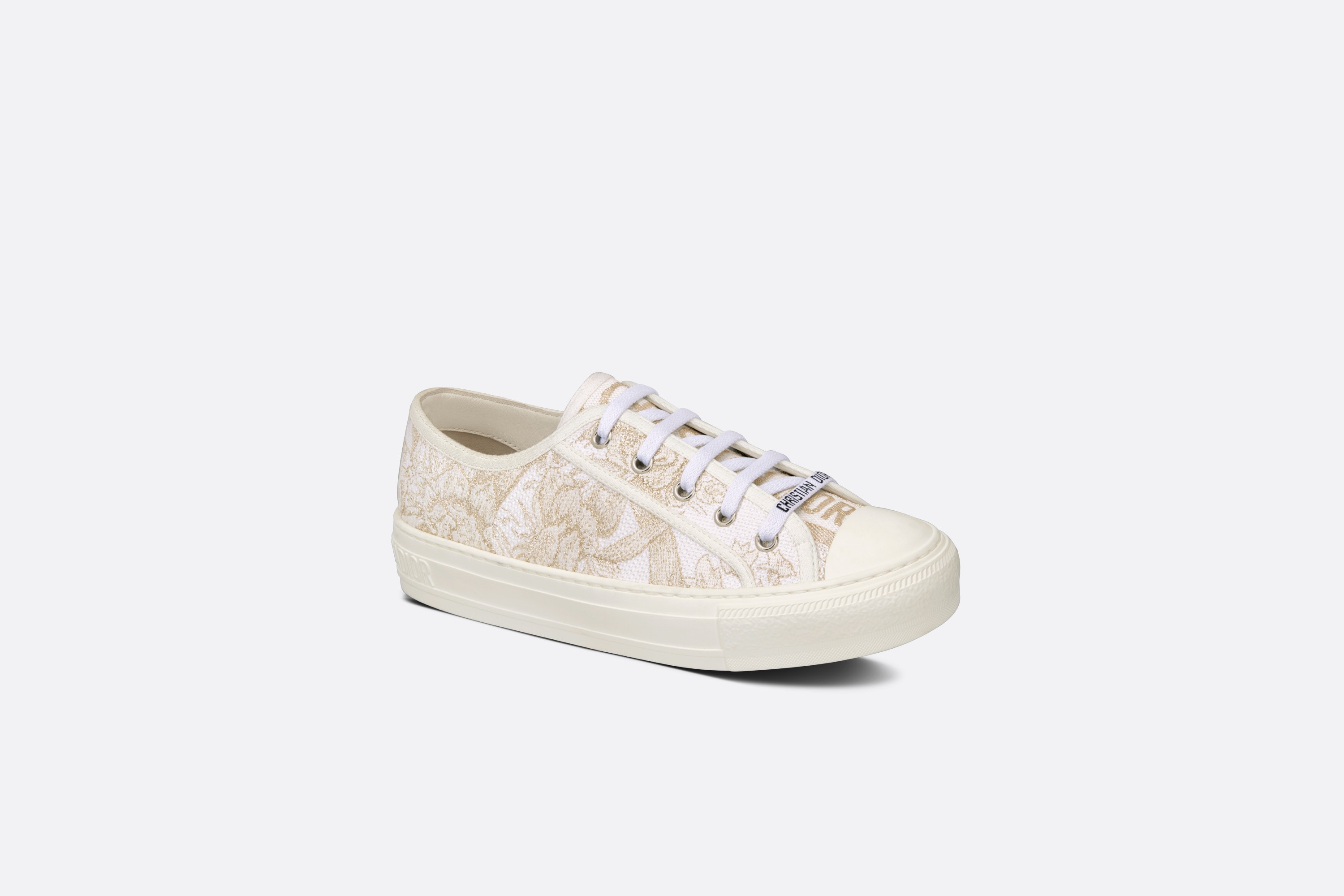 Dior運動鞋採用白色刺繡棉製作，配以金色飾面金屬線裝飾。