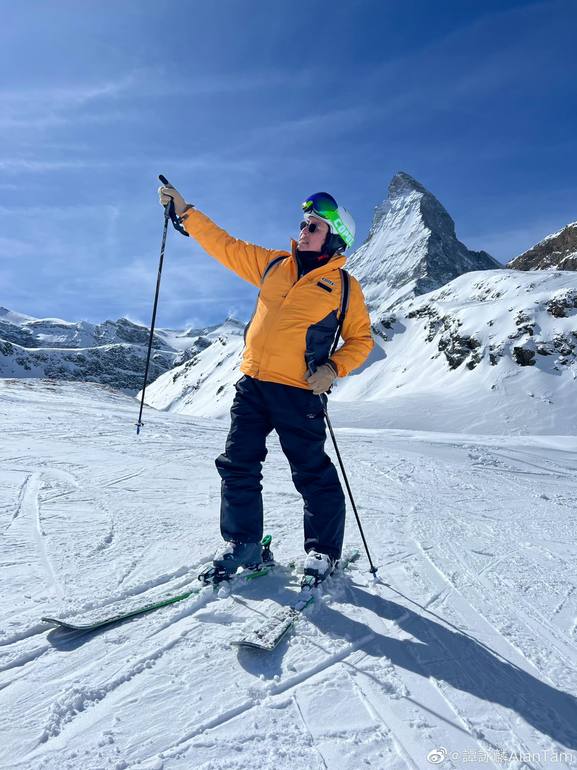 譚詠麟與陳百祥一行人冒著嚴寒天氣，迫不及待穿上滑雪裝、戴上護目鏡及頭盔前往滑雪。