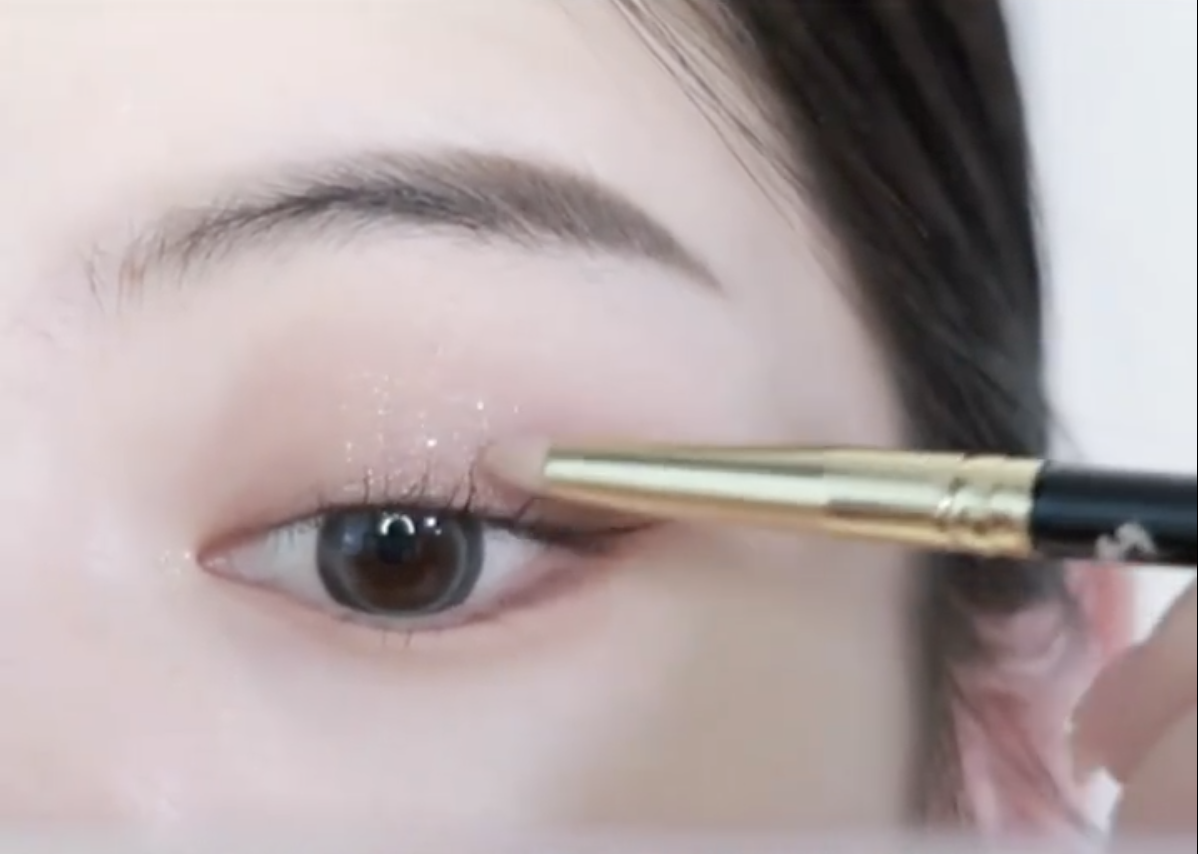 在眼皮中間位置上也要加閃粉眼影