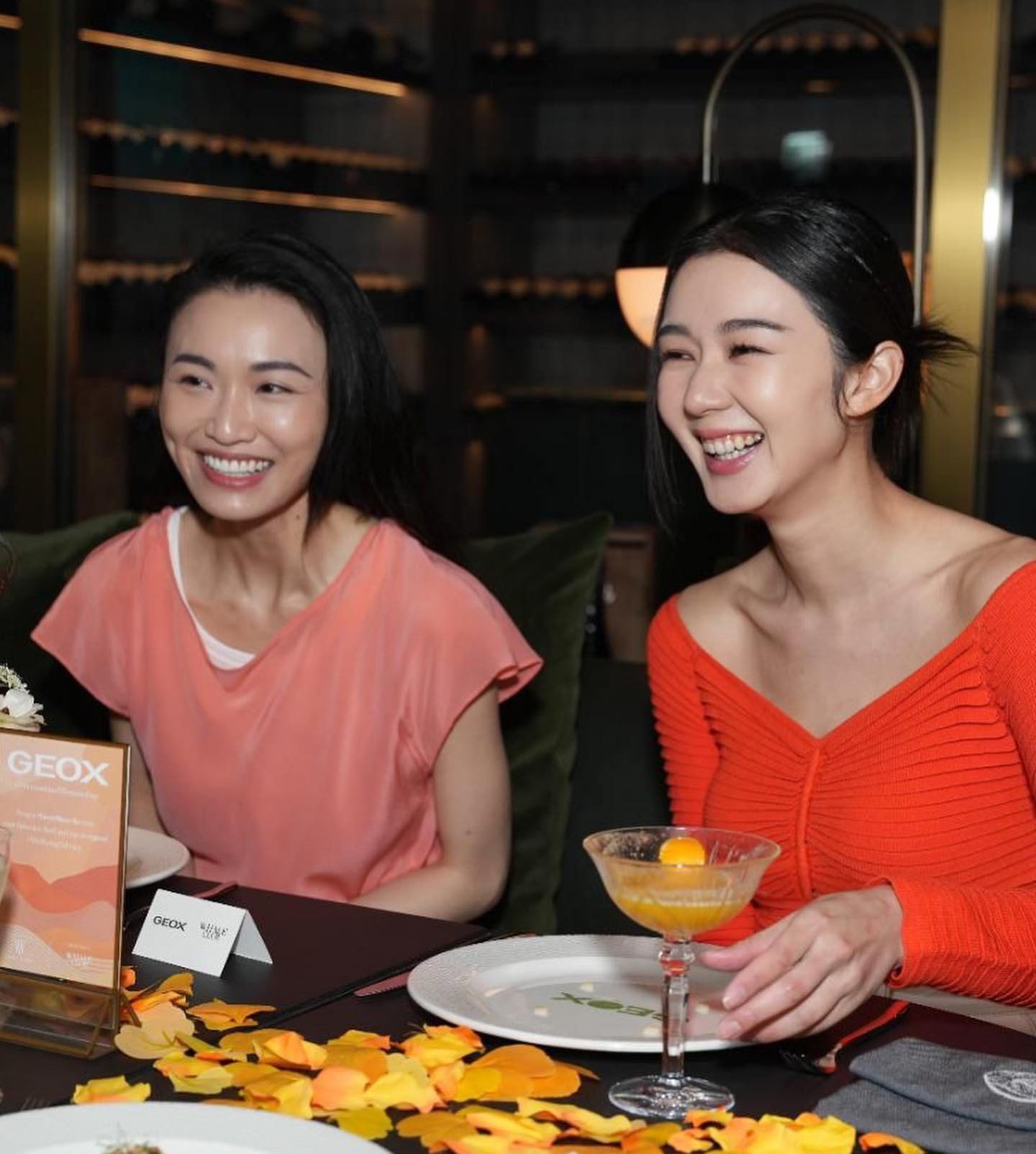 麥明詩身穿橙色低胸上衣露出迷人鎖骨。