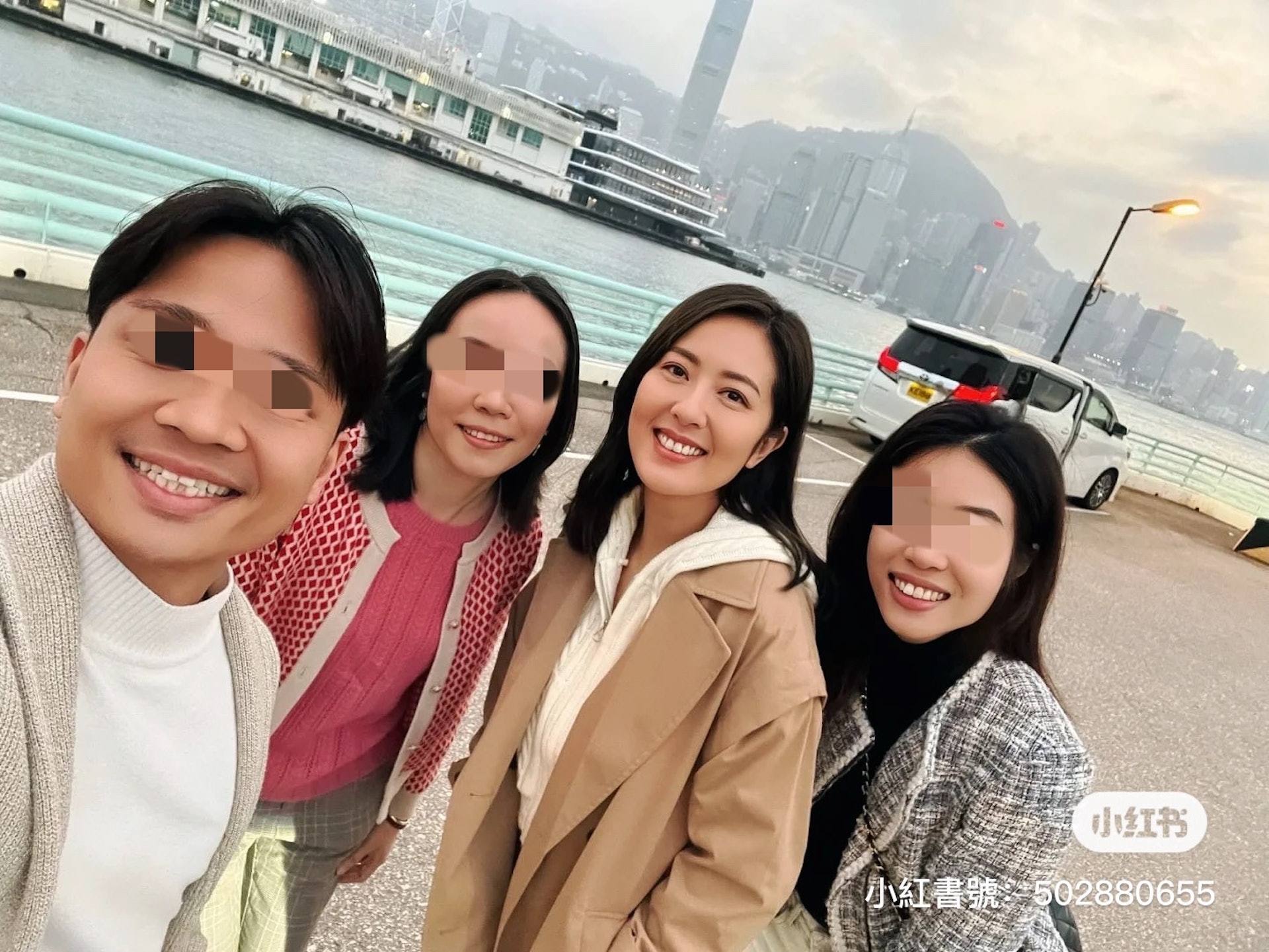 相中的唐詩詠化上淡妝示人,在原相機之下依然明豔照人,狀態大勇。