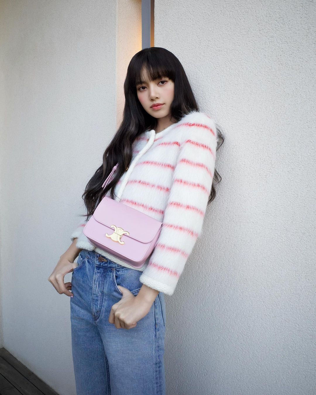 由Blackpink Lisa代言的Celine,於今年年初推出限定版粉紅色的TRIOMPHE手袋。