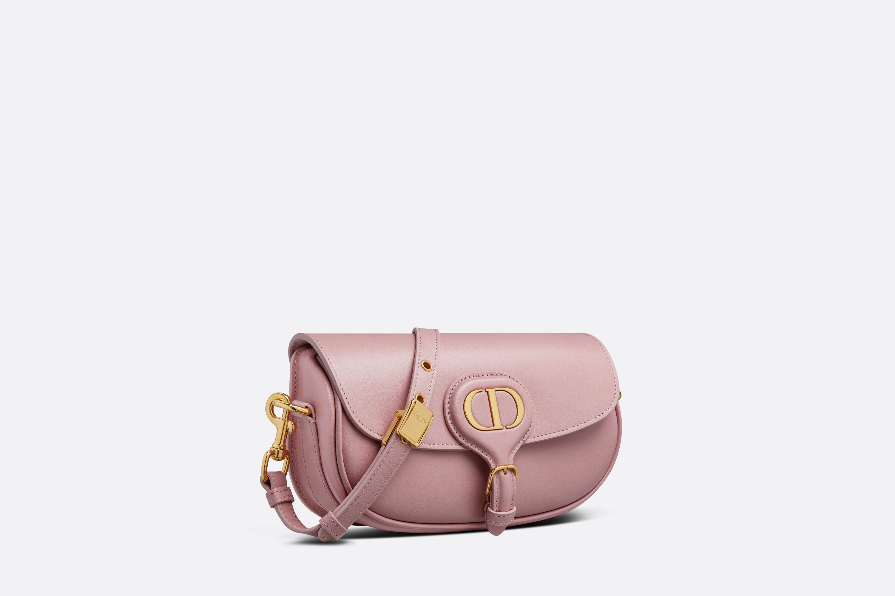 Dior Bobby 橫向手袋以高雅線條及和諧比例為 Hobo 手袋造型帶來現代風格。