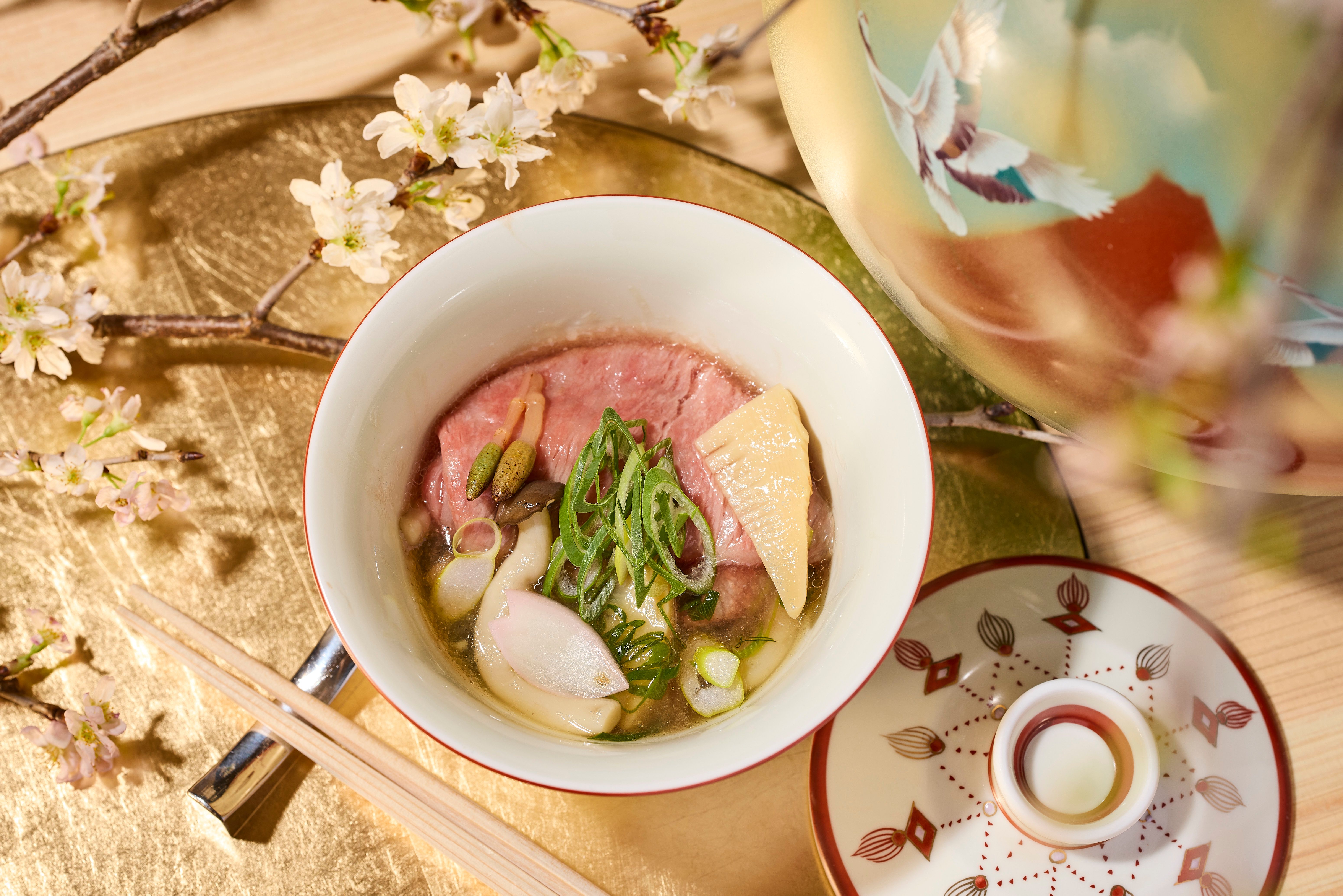 精緻日式割烹料理店「割烹 炑」以典型的開放式廚房設計，配合設有14個座位的吧檯用餐位置