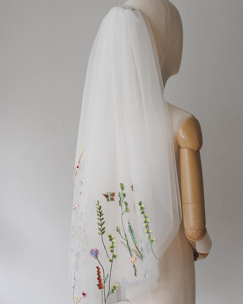 這款頭紗長75cm，繡長大自然中的野花圖案，猶如森林中的仙子，同時亦提供客製繡名服務。