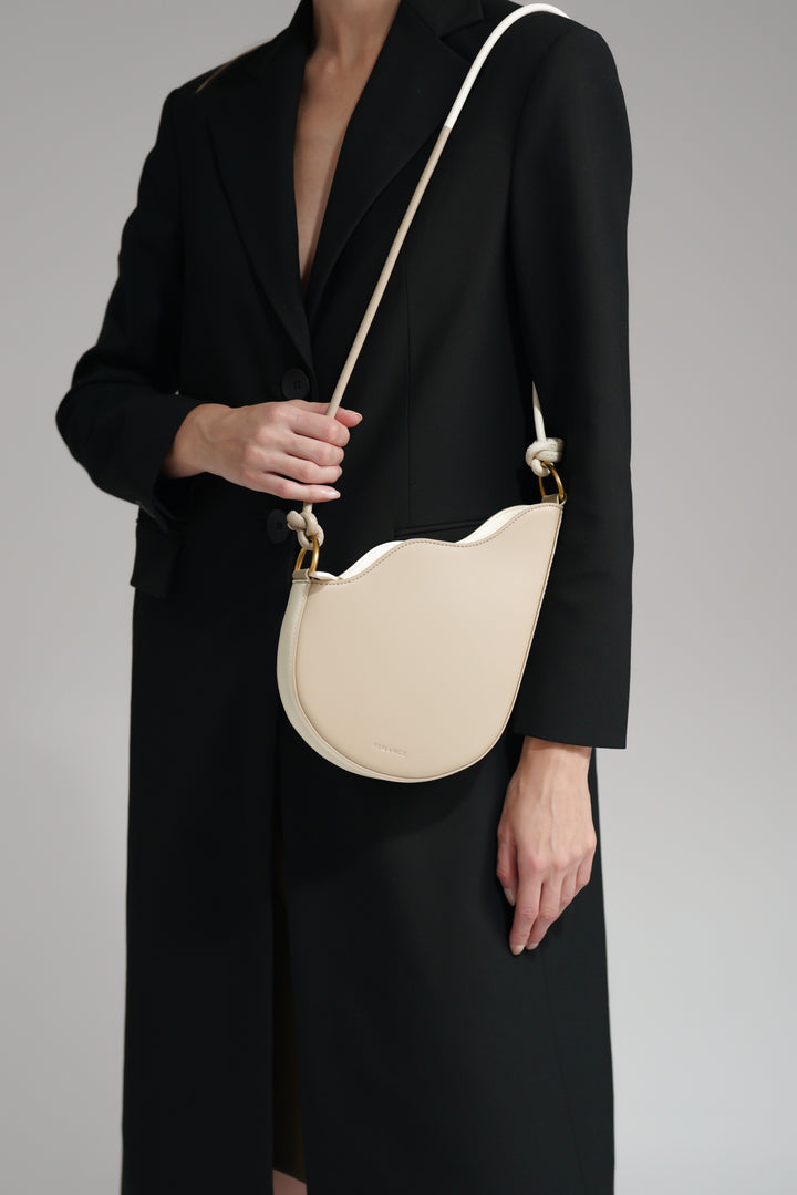 側看簡約流暢的線條賦予此手袋獨特的外型,拼色的肩帶可以隨意調節長短。