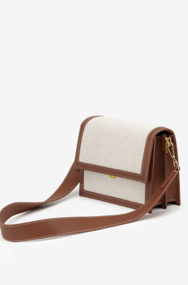 JW PEI支持永續發展,包包由純素皮革打造,以50%回收再生塑料製作而成,並加入超細纖維解決龜裂的問題。