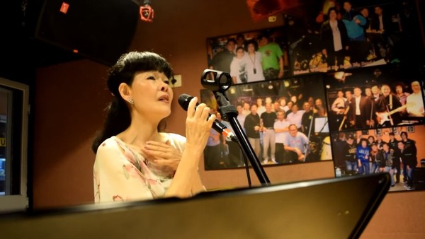 劉英於2006年重拾興趣重返樂壇,她同朋友組成歌唱團,又舉行慈善音樂會過足歌癮。