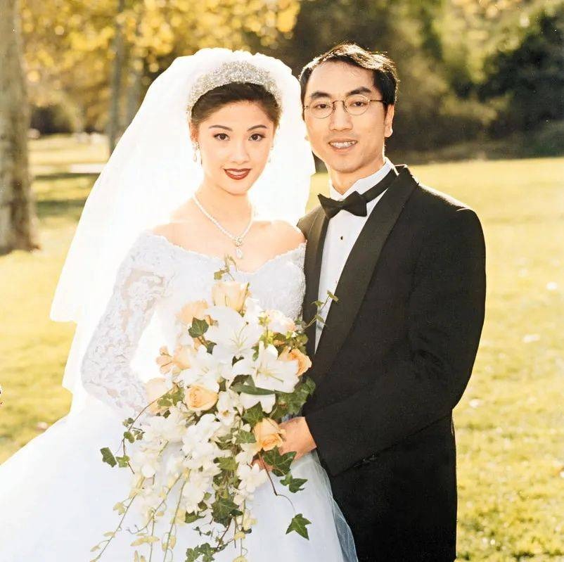 翁嘉穗與富商海馬牌床褥創辦人兼七海化工集團主席鄔友正在美國拉斯維加斯正式結婚