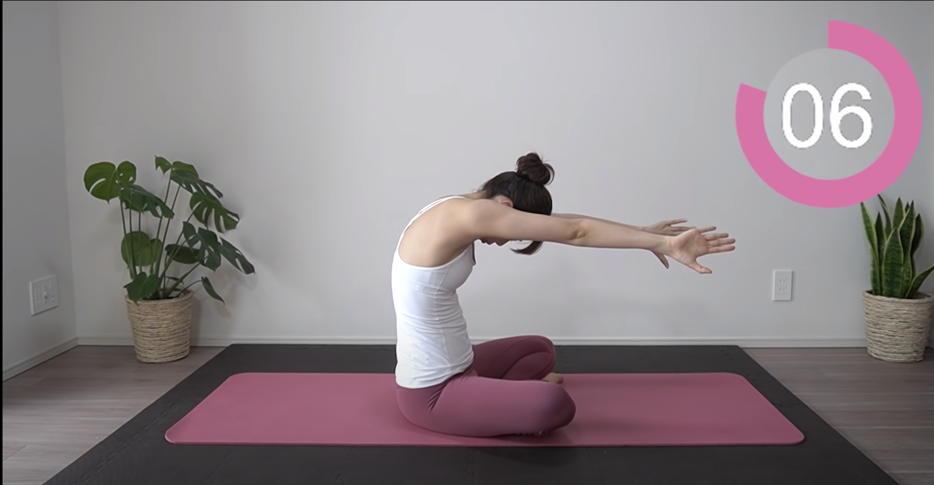 美頸操動作3:雙手向前伸展背部