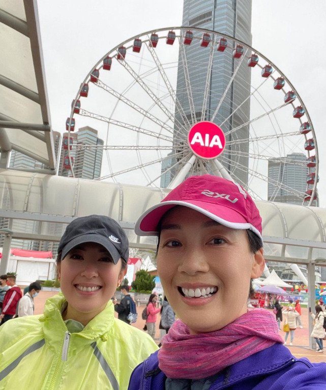 唐詩詠有同江美儀一齊跑步。