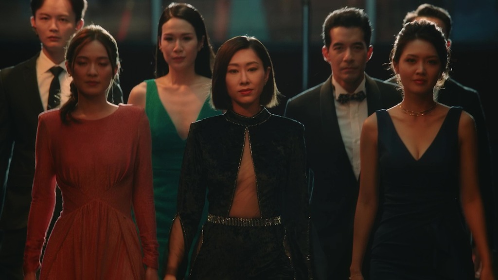 有些場口更要屈起膝頭拍攝，相當專業！