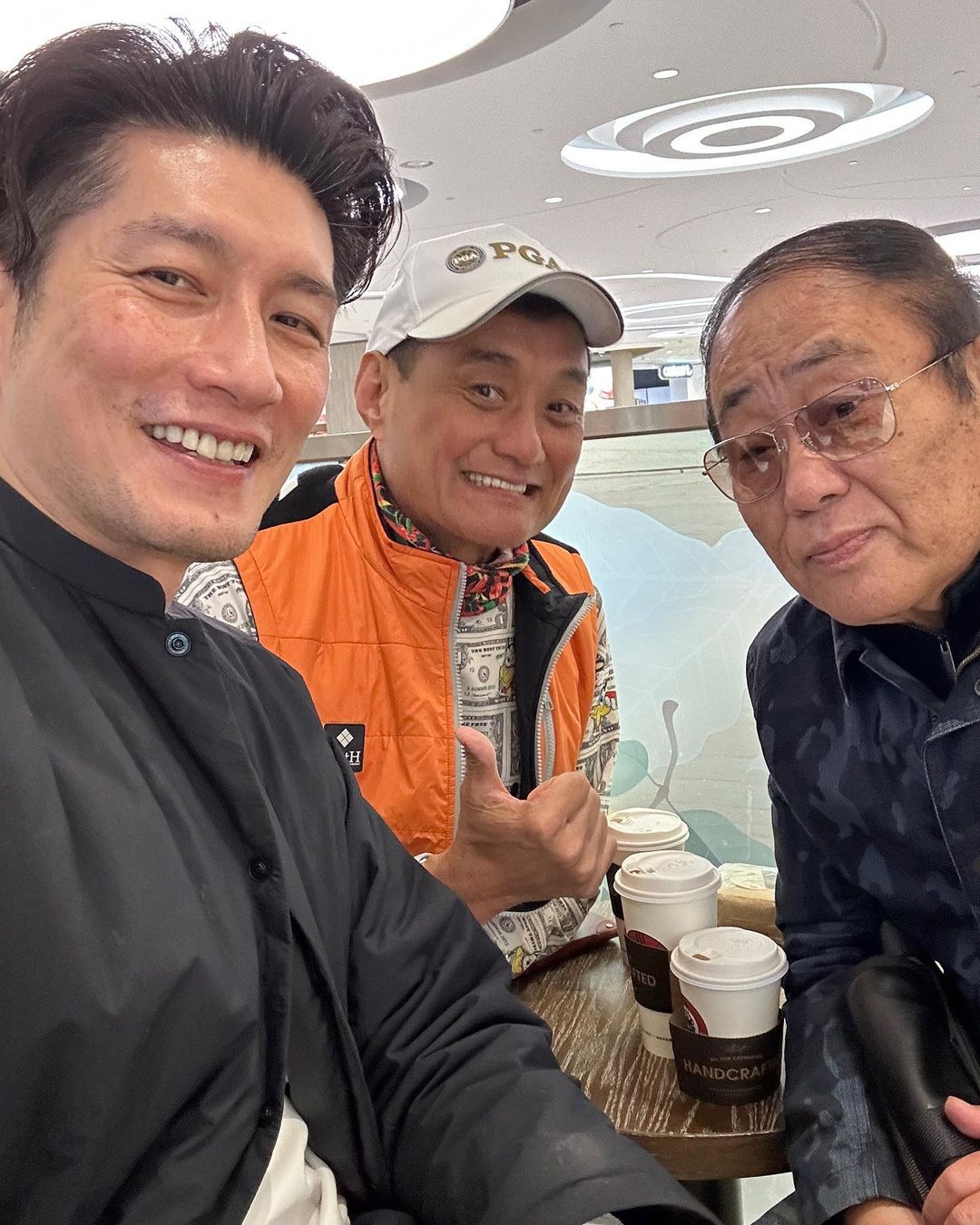 同為《愛回家》劇組的「潮偉」袁文傑日前在社交平台上載與「曹總」劉一飛、「池富」王俊棠的合照。