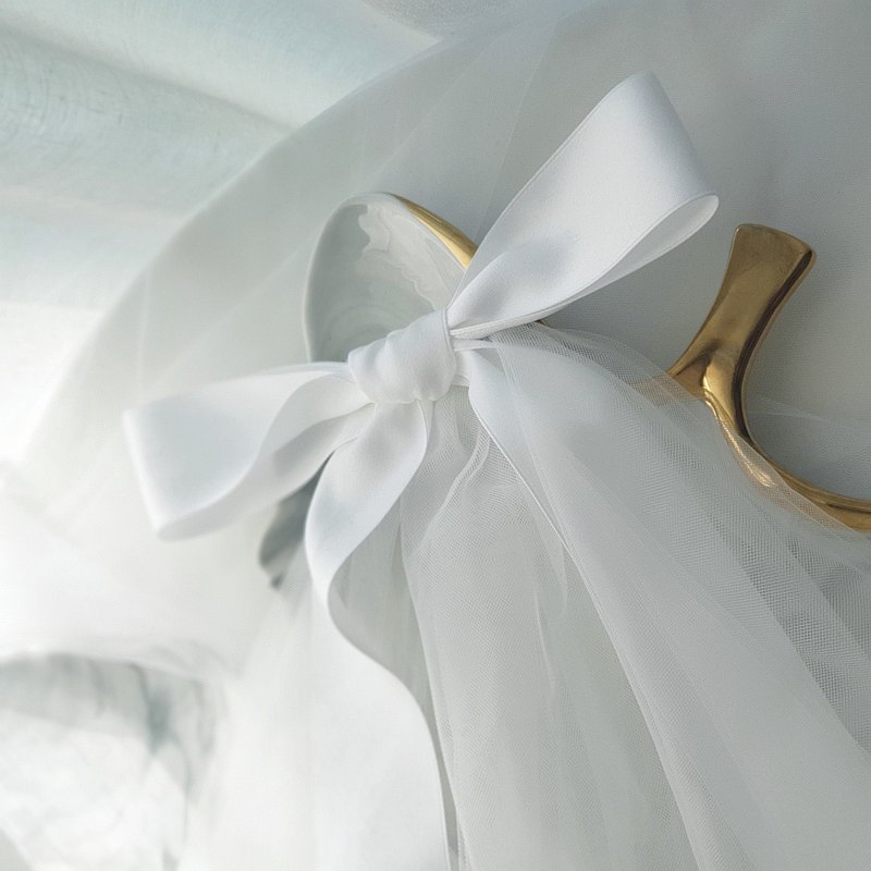 繫上緞帶蝴蝶結。