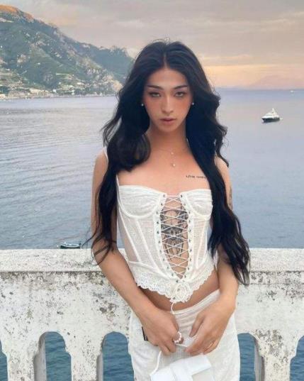 伊能靜同前夫「哈林」庾澄慶所生的兒子小哈利（庾恩利）向來都有男扮女裝的習慣。