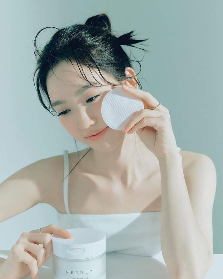 夏天即將到來，相信不少女生都有背部胸前生痘痘的煩惱，除了利用磨砂產品外，化妝水亦是不錯的選擇呢！