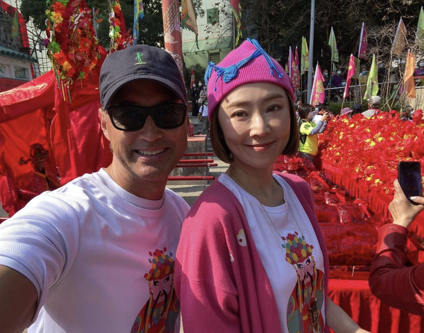 48歲的張玉珊一身桃紅色打扮,狀態依然充滿活力。