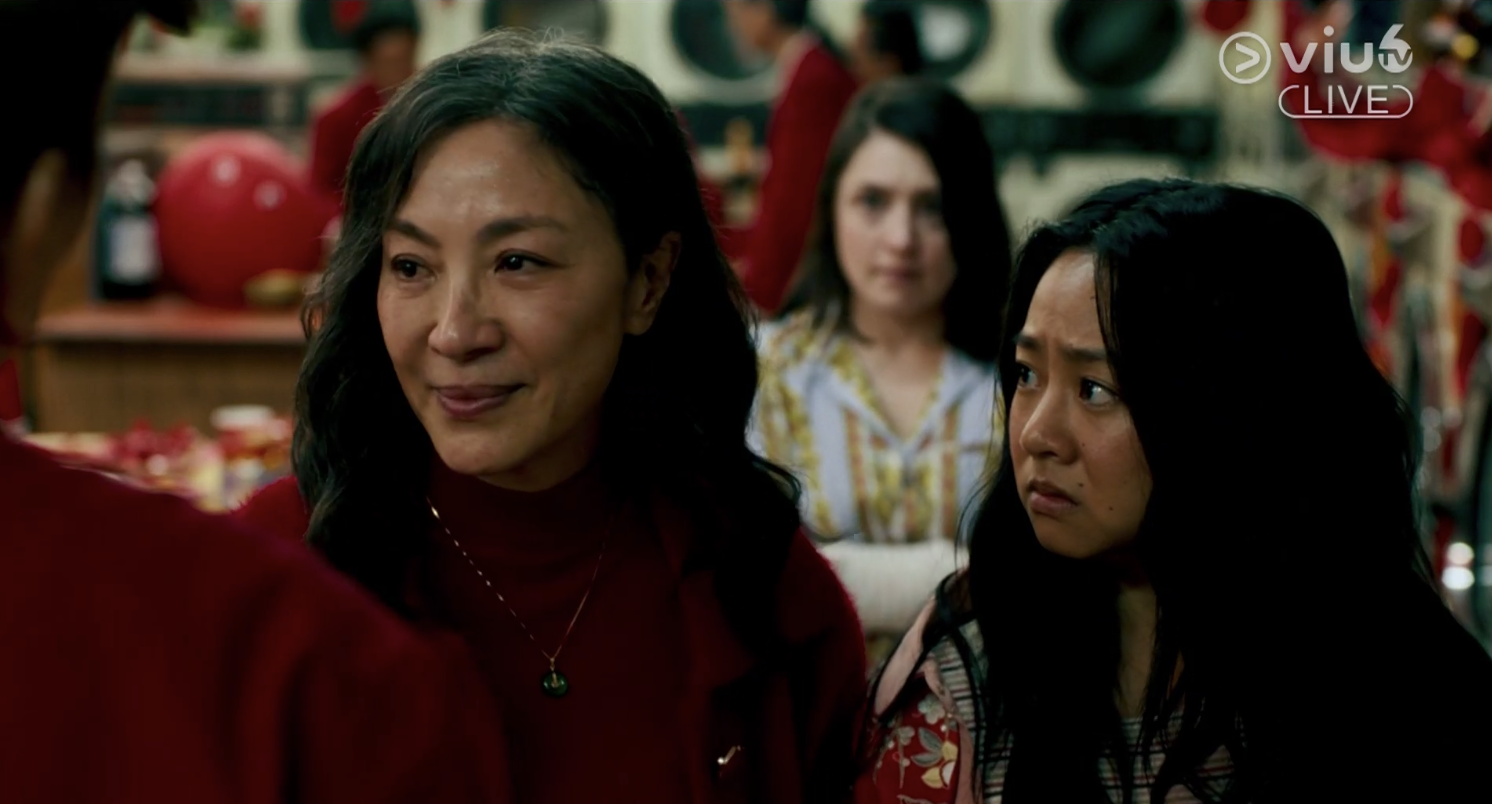 楊紫瓊憑《奇異女俠玩救宇宙》成為史上首位華人奧斯卡影后