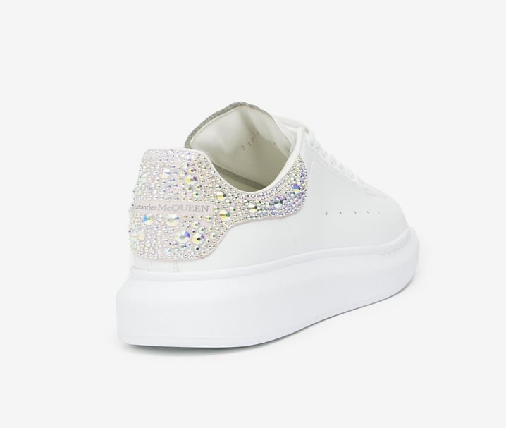 這款鑲嵌閃亮陶瓷水晶的波鞋用來搭配婚紗最適合不過了，不僅可以提升貴氣感，又可以行動自如