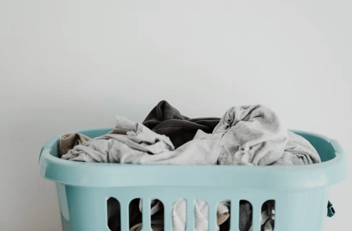 專家建議若想令衣服更快晾乾,可以使用厚身或拗彎的衣架晾恤衫,確保衣服內部能夠接觸到空氣。