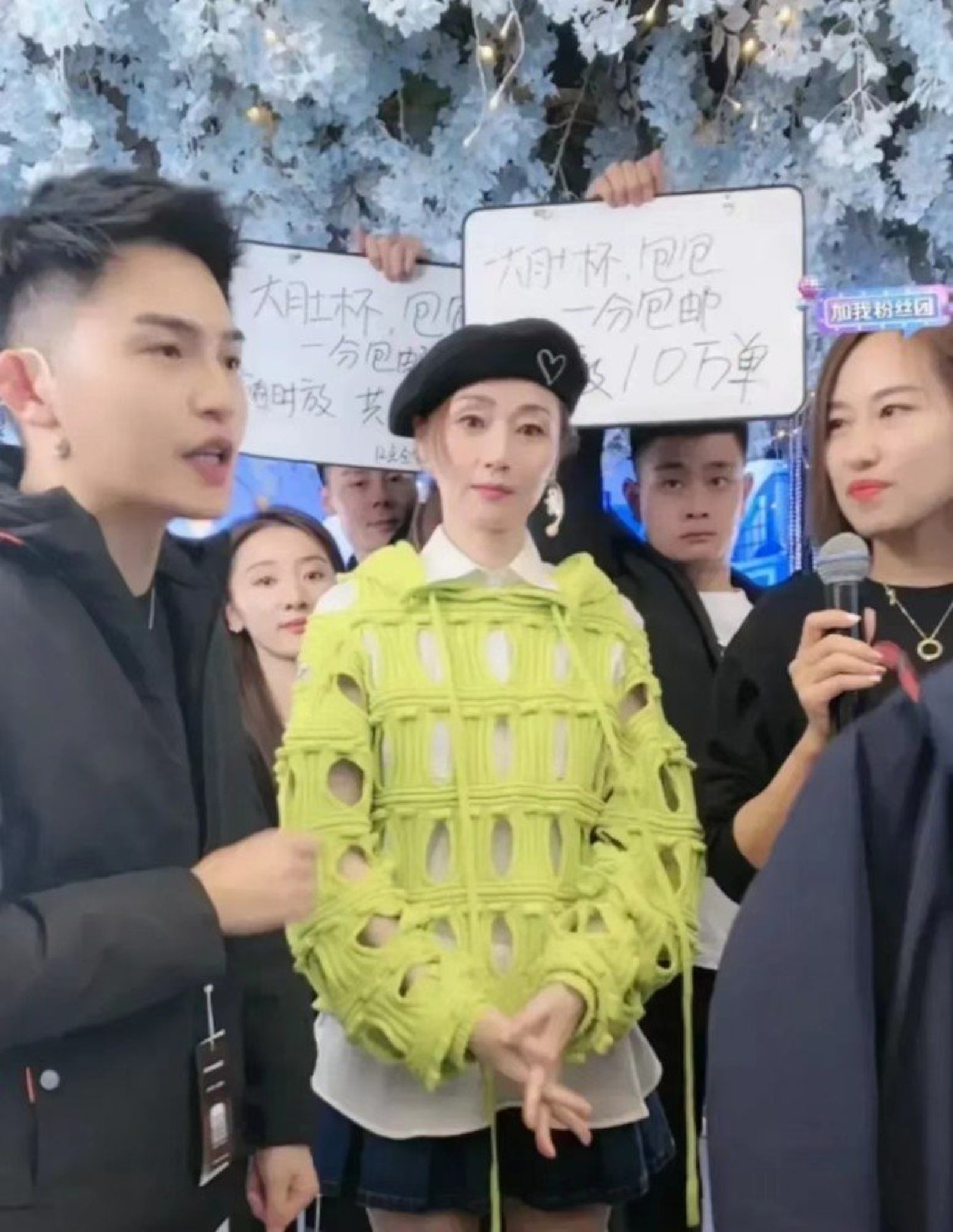 早前萬綺雯試過做直播時,為撐網紅站在後面淪為佈景板,也令網民指她是自貶身價。