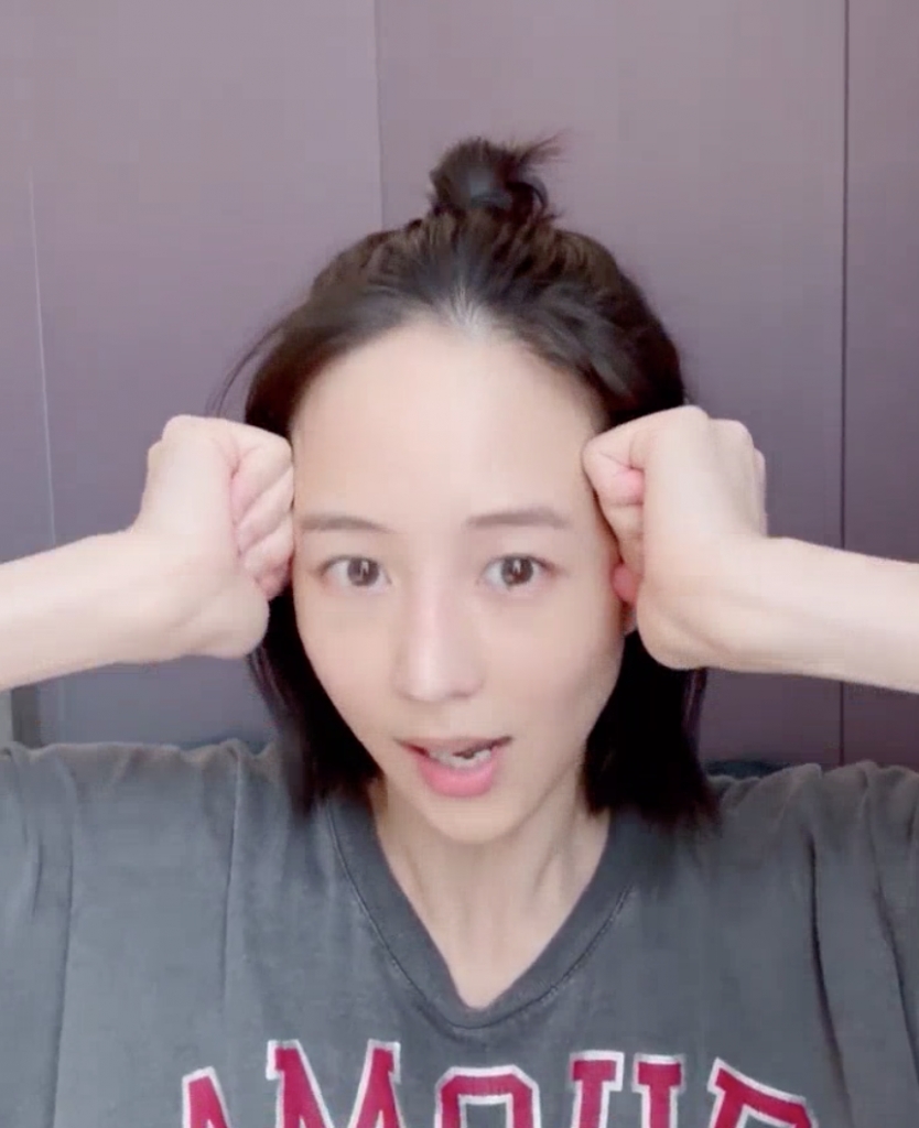 另外，若髮際線氣結特別多，她就會多花一點時間快速密集的Z字來回按摩，最後於太陽穴進行深壓。