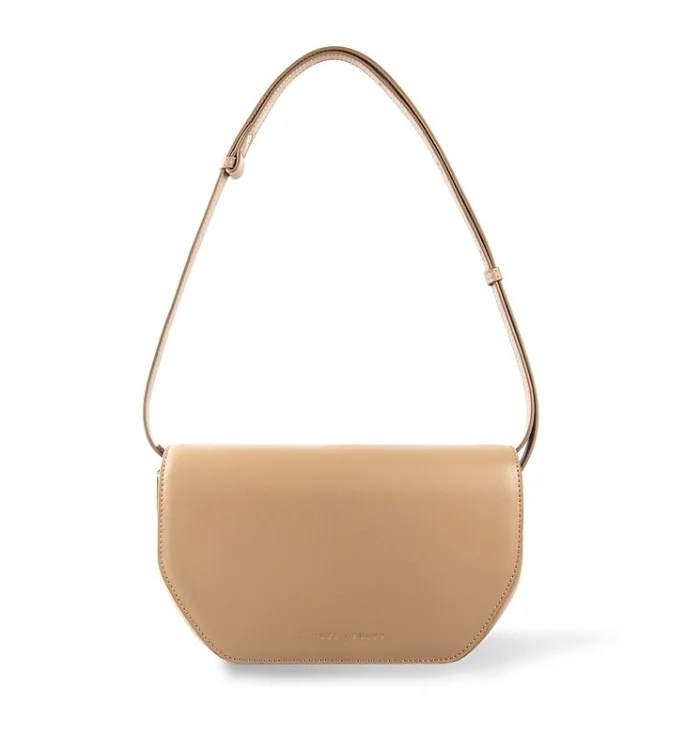 此款皮革馬鞍包選用風琴式設計,並以牛皮革和帆布兩款不同的物料拼接製成,材質上的強烈對比為系列注入大膽新穎的格調。