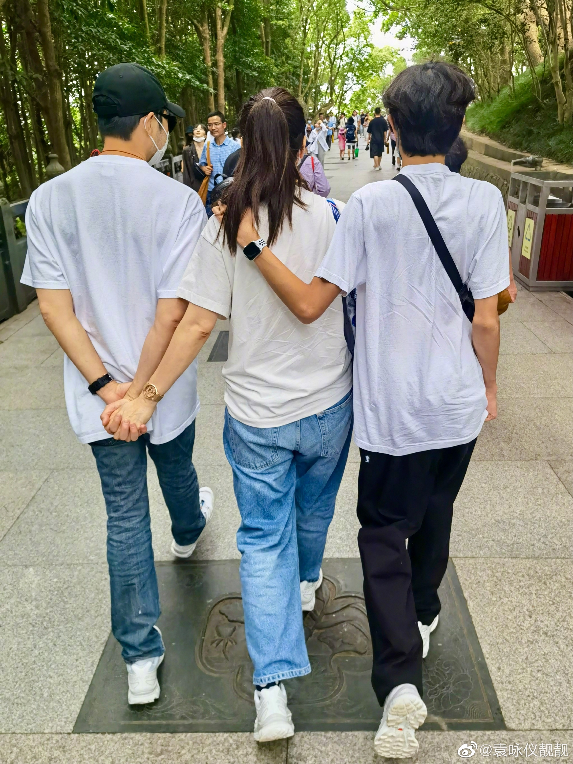 袁詠儀同張智霖經常被影到十指緊扣行街。