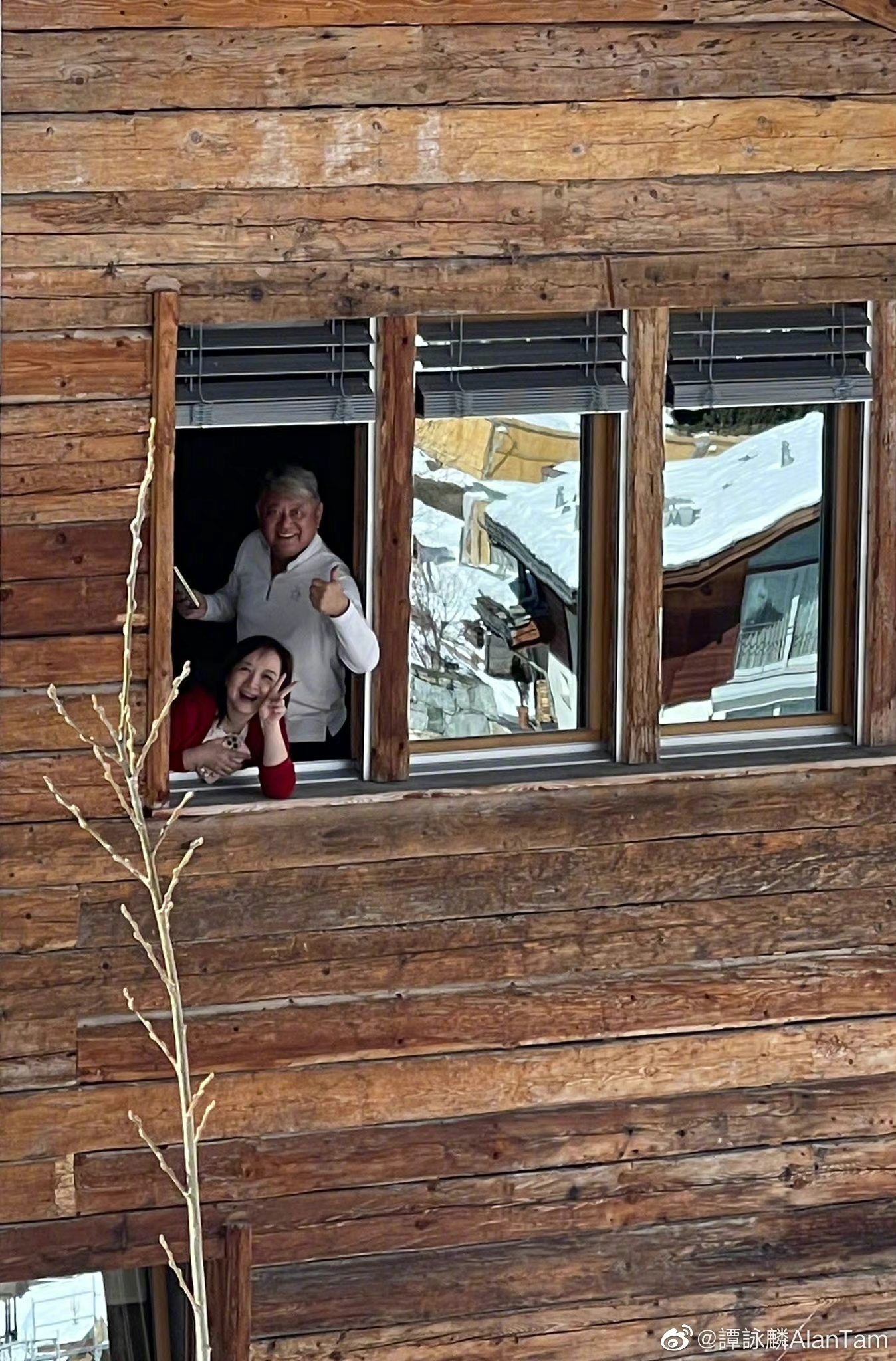 陳百祥與太太亦從窗戶伸出頭來打招呼。