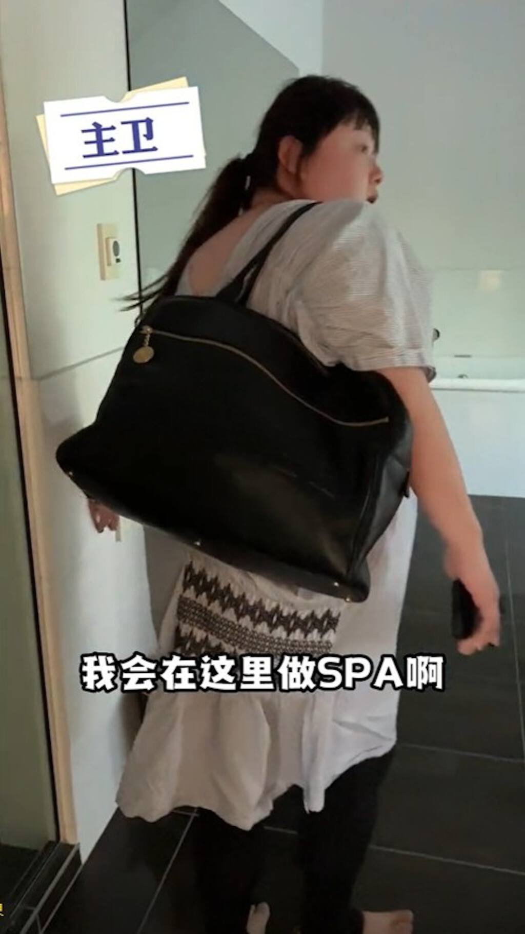 上層的主人房內設有水療按摩。