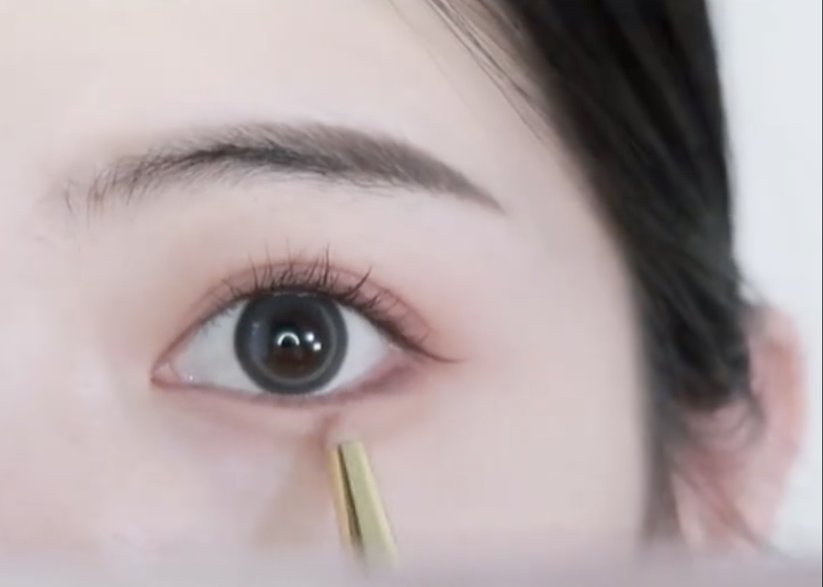 在臥蠶突起位置疊上同色的眼影，會讓整體的妝容更協調。