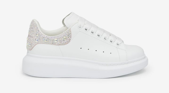 Alexander McQueen的厚底白波鞋深受大眾喜愛，其最大特色就是有著5cm的特厚鞋底