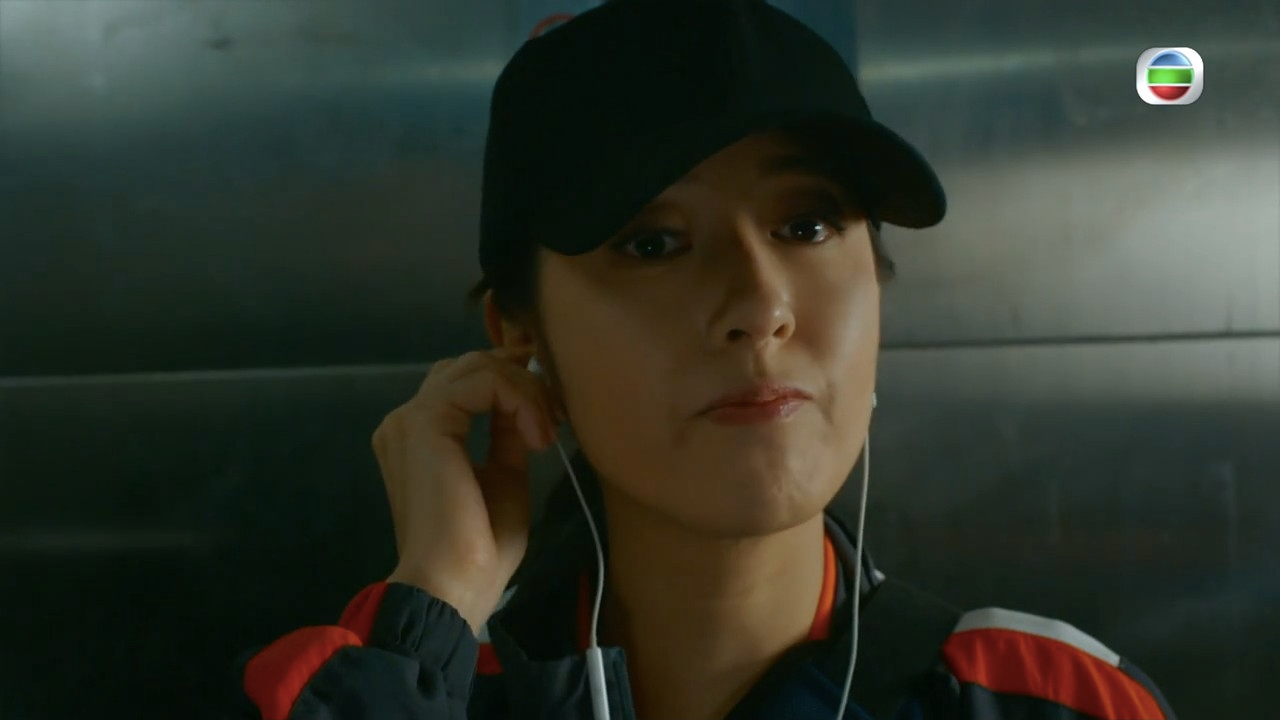 唐詩詠以滿眶淚水表達出角色的不適,同時亦露出強顏歡笑、透大氣的表情來展現角色的鎮定。