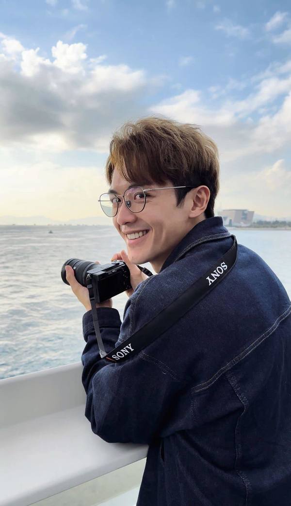 阮浩棕原本打算投身銀行界,但後來發現自己對演戲有濃厚的興趣。