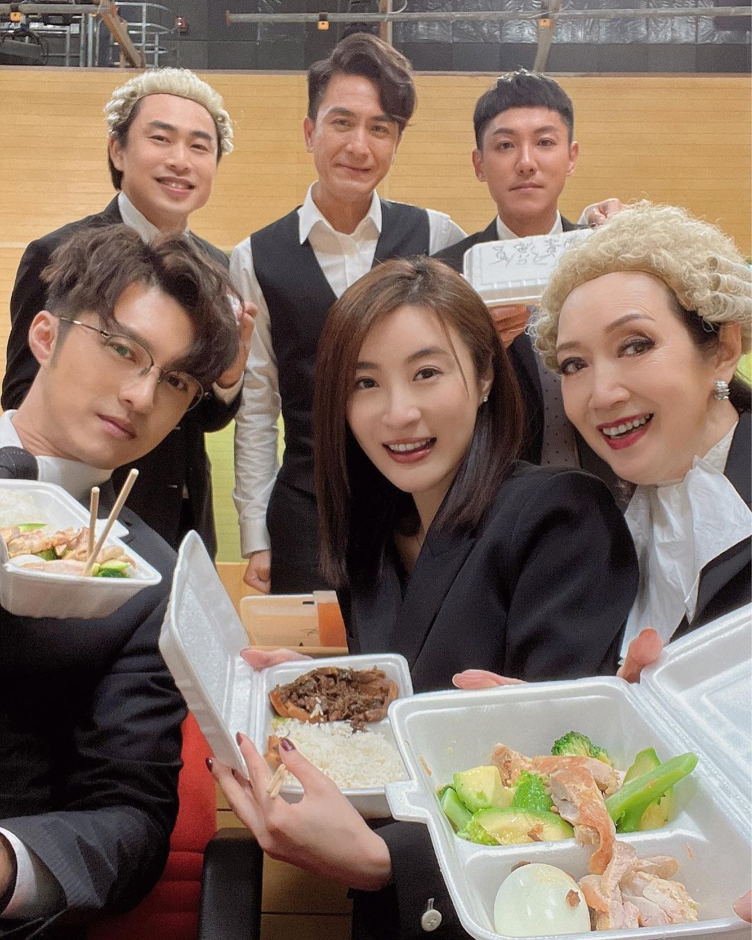 林夏薇與一眾《法言人》演員合照